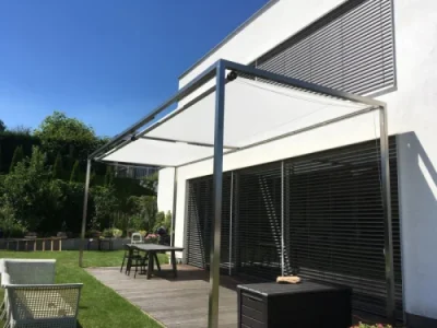Aufrollbares Sonnensegel für moderne Terrasse