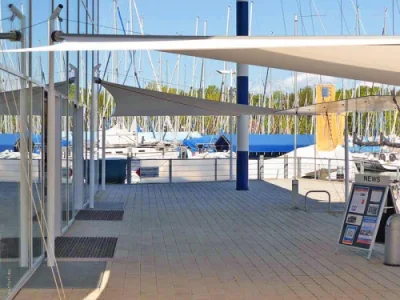 Elektrisches Sonnensegel für Gastronomie Terrasse