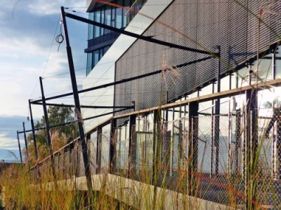 Elektrisches Sonnensegel für moderne Terrasse