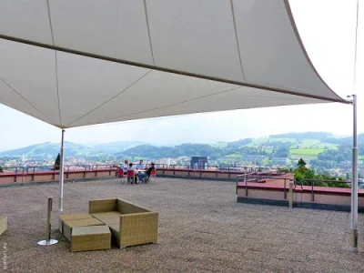 Elektrisches Sonnensegel für Gastronomie Terrasse