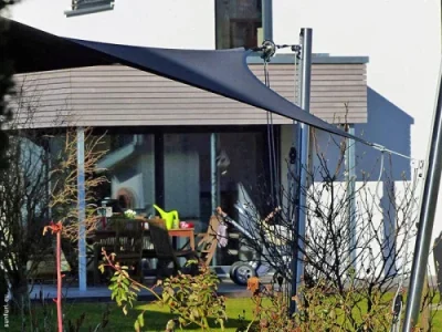 Elektrisches Sonnensegel für moderne Terrasse
