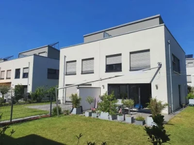 Elektrisches Sonnensegel für moderne Terrasse