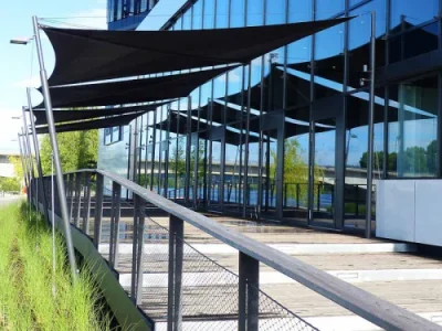 Elektrisches Sonnensegel für Gastronomie Terrasse