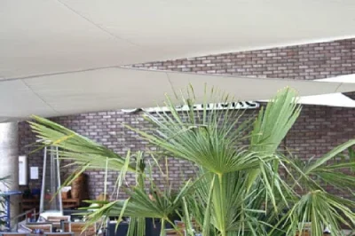 Sonnensegel über Restaurant Terrasse im Außenbereich