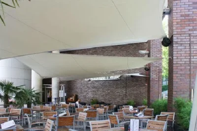 Sonnensegel über Restaurant Terrasse im Außenbereich