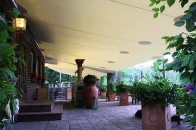 Professionelles Sonnensegel für Firmen Terrasse