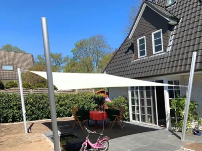 UV-beständiges Sonnensegel im Familiengarten