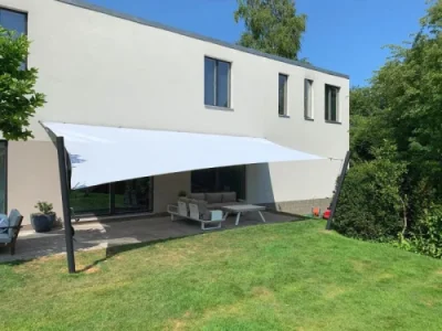 UV-beständiges Sonnensegel im Familiengarten