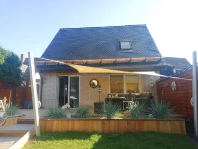 Garten Terrasse mit Sonnensegel für heiße Sommertage