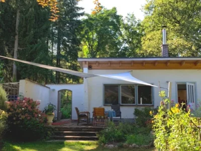 Garten Terrasse mit Sonnensegel für heiße Sommertage