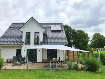 Professionell montiertes Sonnensegel im Gartenbereich