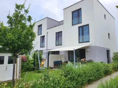 Professionell montiertes Sonnensegel im Gartenbereich