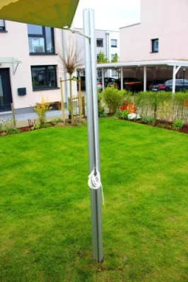 Modernes Sonnensegel über Terrasse im grünen Garten
