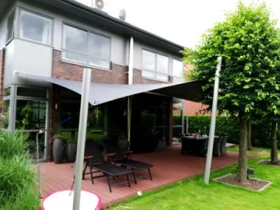 Sonnensegel als Schattenschutz im Familiengarten