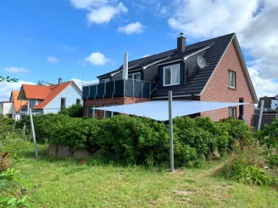 Garten Terrasse mit Sonnensegel für heiße Sommertage
