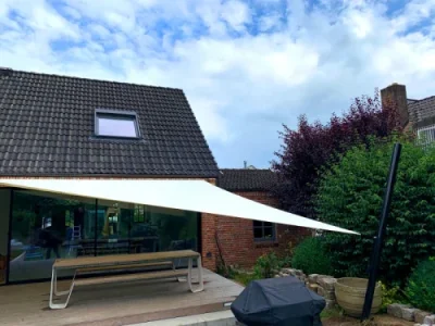 Garten Terrasse mit Sonnensegel für heiße Sommertage