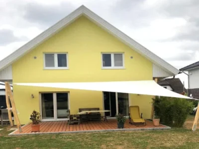 Garten Terrasse mit Sonnensegel für heiße Sommertage