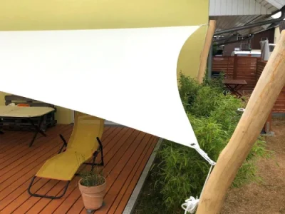 Sonnensegel Terrasse Garten in modernem Einfamilienhaus