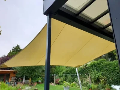 Sonnensegel Terrasse Garten in modernem Einfamilienhaus
