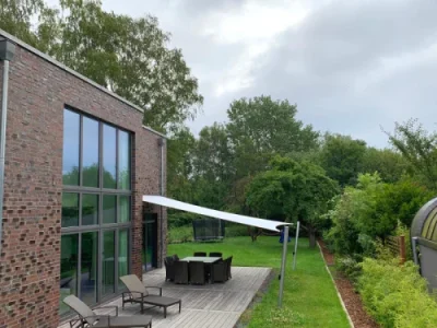 Sonnensegel Terrasse Garten in modernem Einfamilienhaus