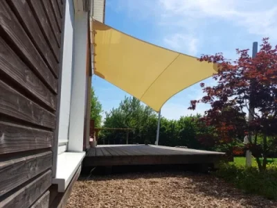 Sicheres Sonnensegel über Spielbereich im Garten