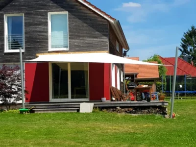 Sonnensegel Terrasse Garten in modernem Einfamilienhaus
