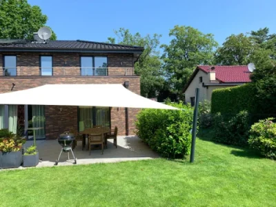 Modernes Designer-Sonnensegel über stilvoller Terrasse
