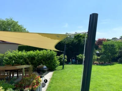 Modernes Designer-Sonnensegel über stilvoller Terrasse