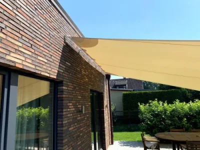 Modernes Designer-Sonnensegel über stilvoller Terrasse