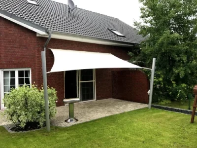 Elegantes Sonnensegel mit Schattenplatz im Außenbereich