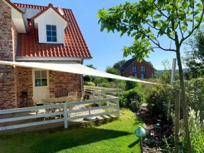 Elegantes Sonnensegel mit Schattenplatz im Außenbereich