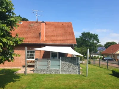 Elegantes Sonnensegel mit Schattenplatz im Außenbereich