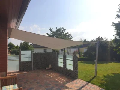 Sonnensegel Terrasse Garten in modernem Einfamilienhaus