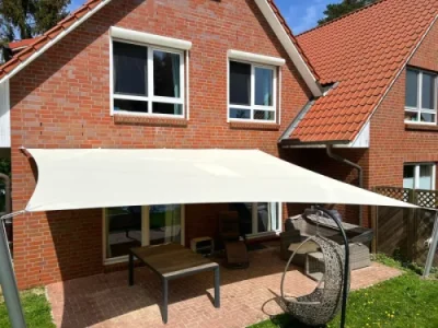 Sonnensegel Terrasse Garten in modernem Einfamilienhaus