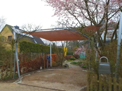 Sonnensegel Terrasse Garten in modernem Einfamilienhaus