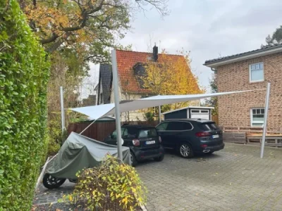 Beige Sonnensegel auf Terrasse mit Gartenmöbel