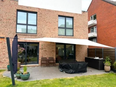 Sonnensegel Terrasse Garten in modernem Einfamilienhaus