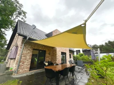Sonnensegel für Gartenterrasse mit gemütlicher Sitzecke