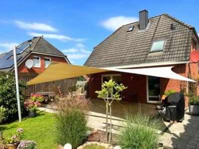 Sonnensegel Terrasse Garten in modernem Einfamilienhaus