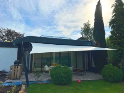 Sonnensegel Terrasse Garten in modernem Einfamilienhaus