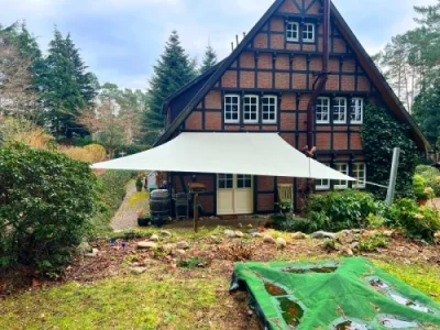 Sonnensegel Terrasse Garten in modernem Einfamilienhaus