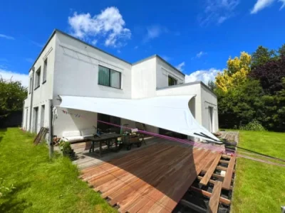 Sonnensegel Terrasse Garten in modernem Einfamilienhaus