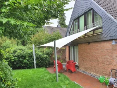 Professionell montiertes Sonnensegel im Gartenbereich