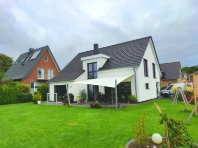 Sonnensegel Terrasse Garten in modernem Einfamilienhaus