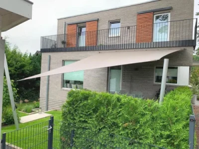 Professionell montiertes Sonnensegel im Gartenbereich